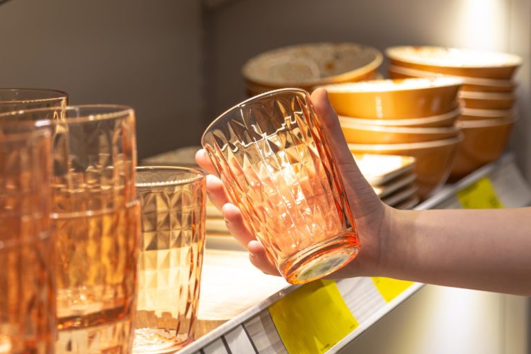 El grabado en cristal para vasos se dispara en popularidad