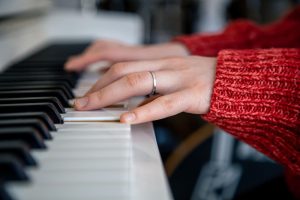 Aprender a tocar el piano, una afición que gana adeptos.