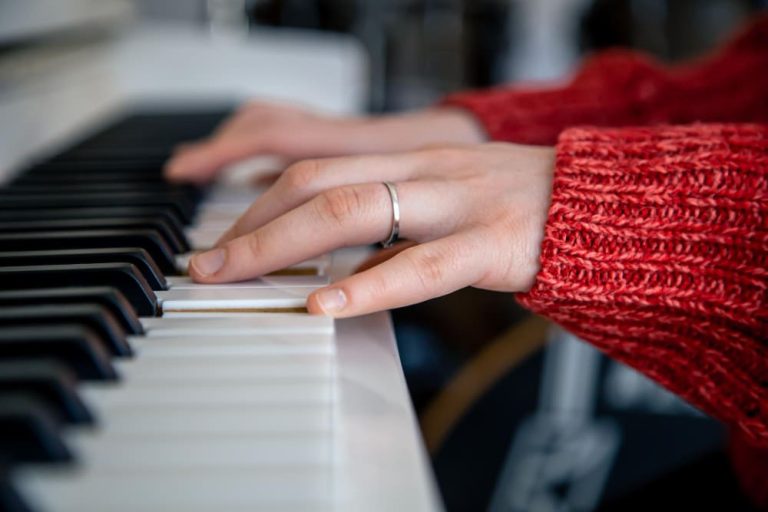 Aprender a tocar el piano, una afición que gana adeptos.